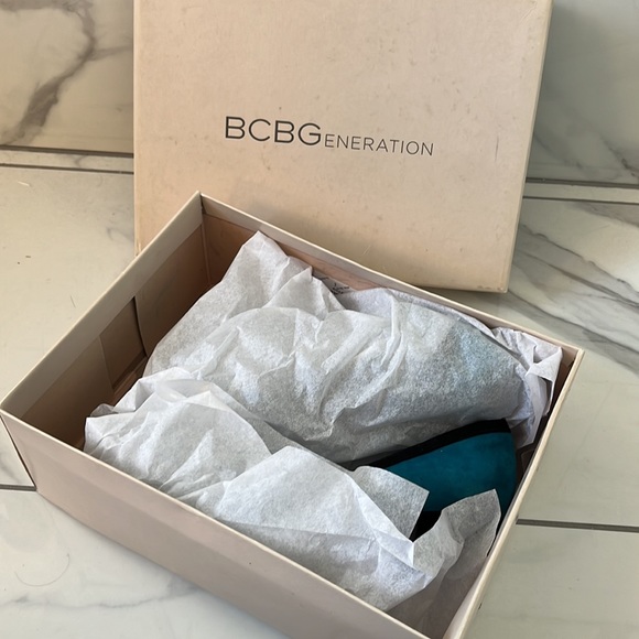 NEW ⭐️ BCBGeneration Teal/Black Kidsuede Heels - Picture 6 of 10